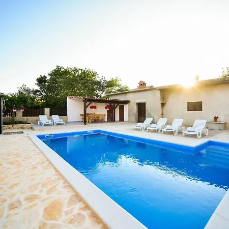 Spacious First Floor With Private Swimming Pool, Great Covered Terrace