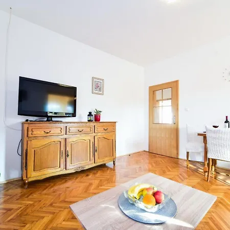 Apartment Spacious First Floor With Private Swimming Pool, Great Covered Terrace Posedarje